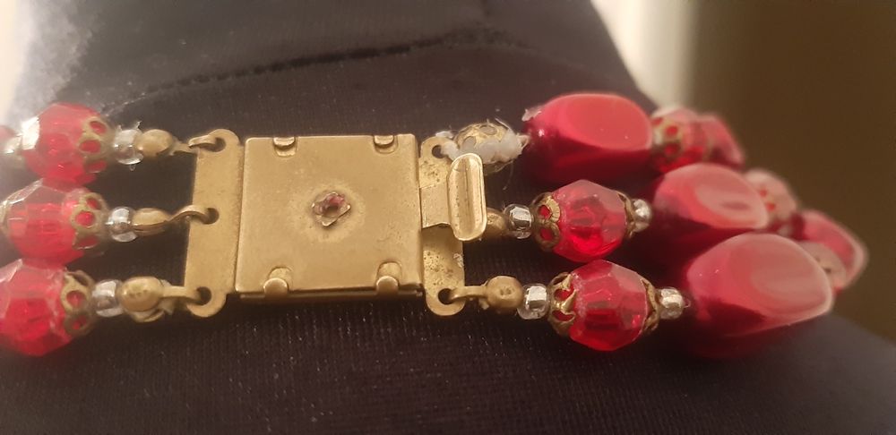 Naszyjnik z czerwo - bordowych  koralików