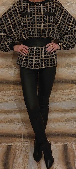 Bardzo efektowna insygnowana koszula z ozdobnym skórzanym pasem