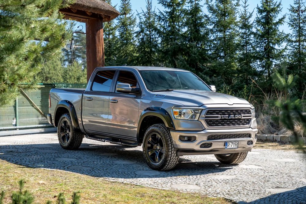 RAM 1500 Dodge / HEMI 5.7 V8 / E-TORQUE BIGHORN Przebieg tylko 1700km Faktura