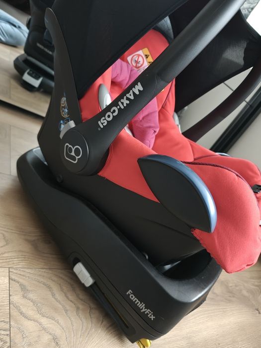 Nosidełko z baza Maxi-Cosi  FamilyFix CabrioFix