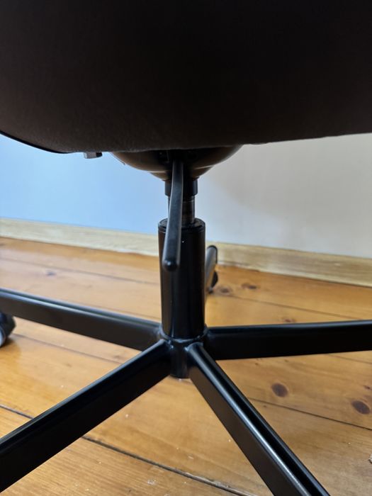 Nowoczesne krzesło obrotowe IKEA – czarne, designerskie