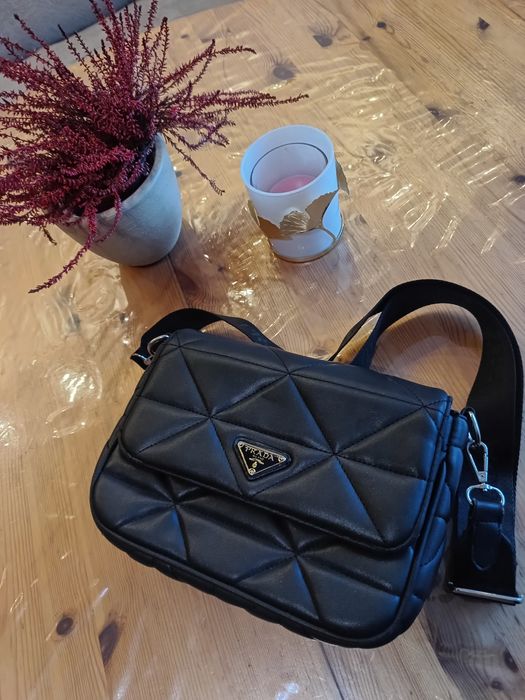 Czarna torebka, listonoszka, Prada Milano