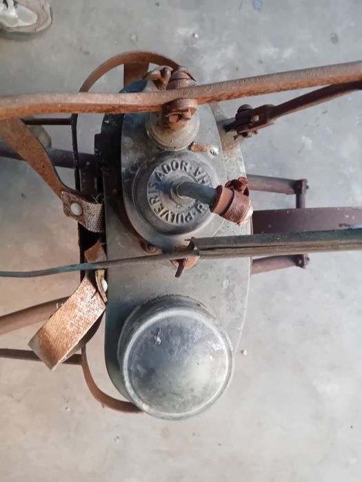 Máquina de sulfatal antiga em cobre.