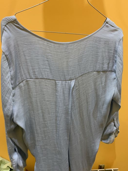 Túnica azul-claro “Stradivarius” tamanho L com decote em V