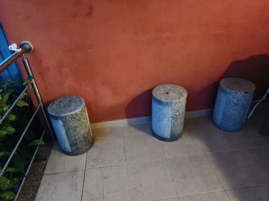 Bancos e mesa de granito