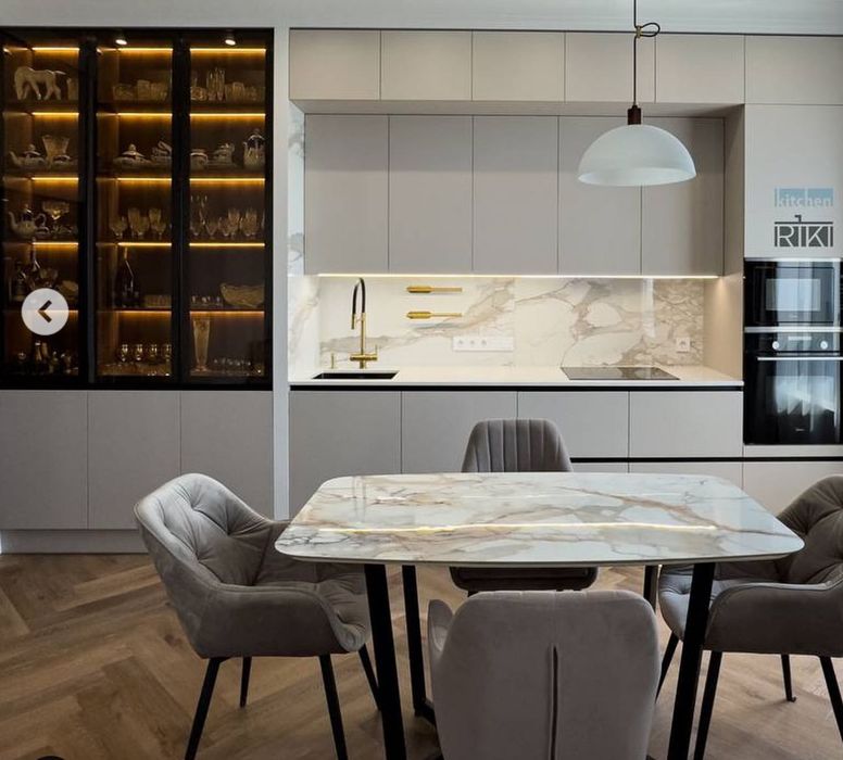 Пленка-самоклеящаяся