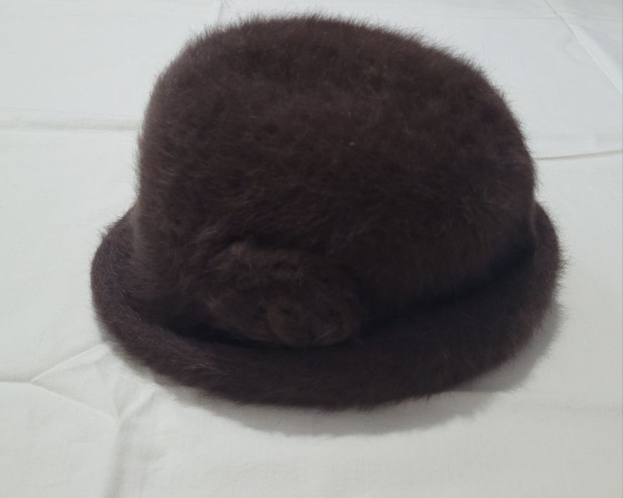 Brązowy, ciepły kapelusik z kwiatkiem