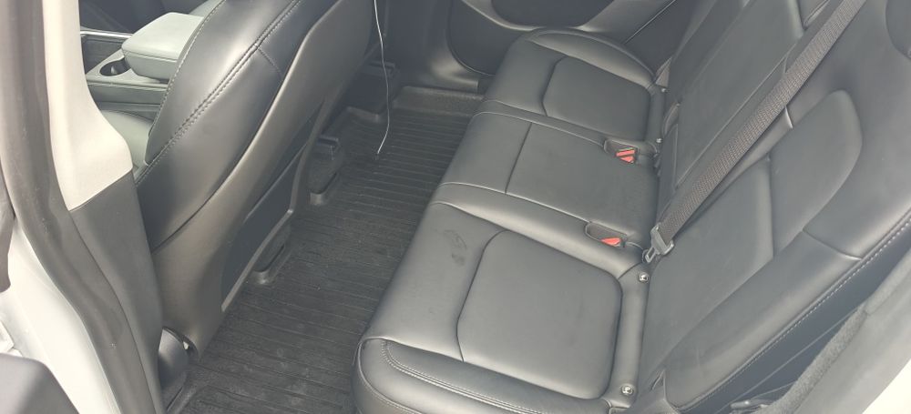 Tesla model Y 2024