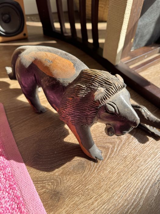 Estatueta de madeira de um leão e crocodilo