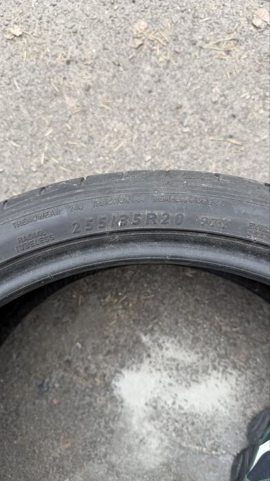 Продам резину Dunlop 255/35 r20
