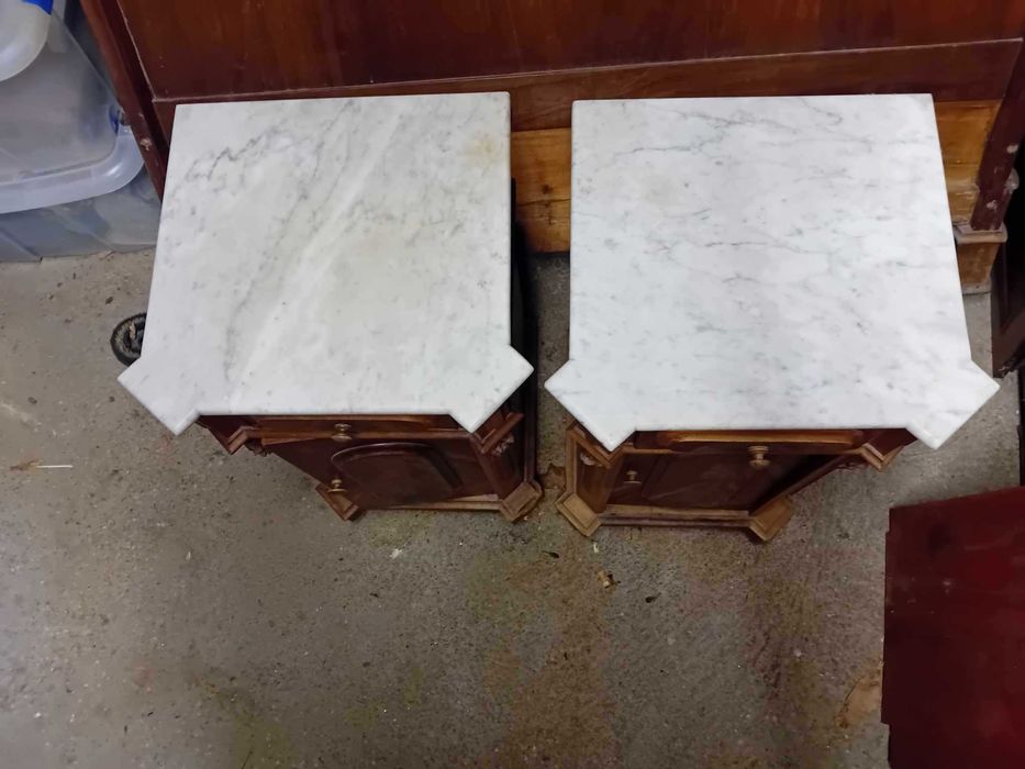 Mesas de Cabeceira com tampo em mármore