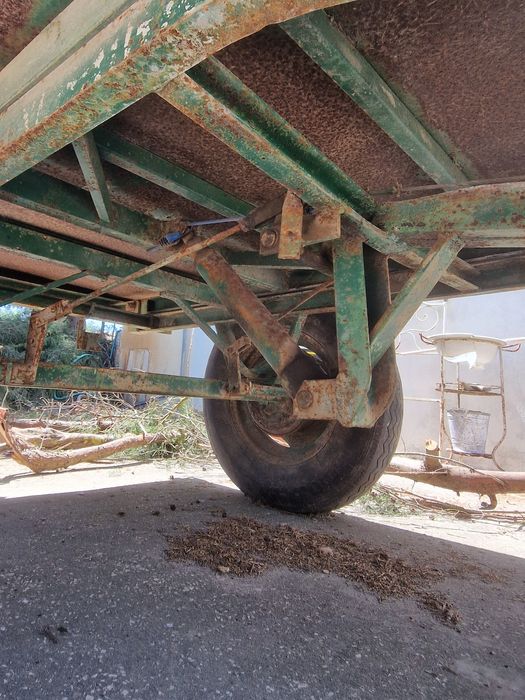 Reboque atrelado agricola basculante