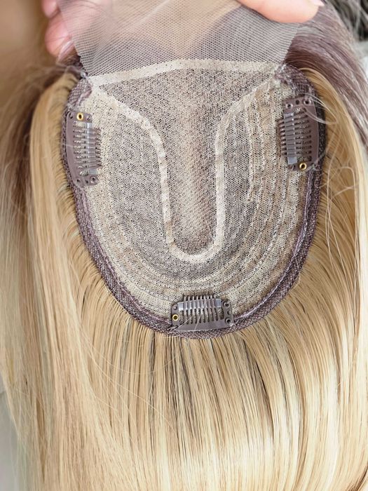 Topper Chloe jasny słoneczny blond z odrostem. Zagęszczenie fryzury