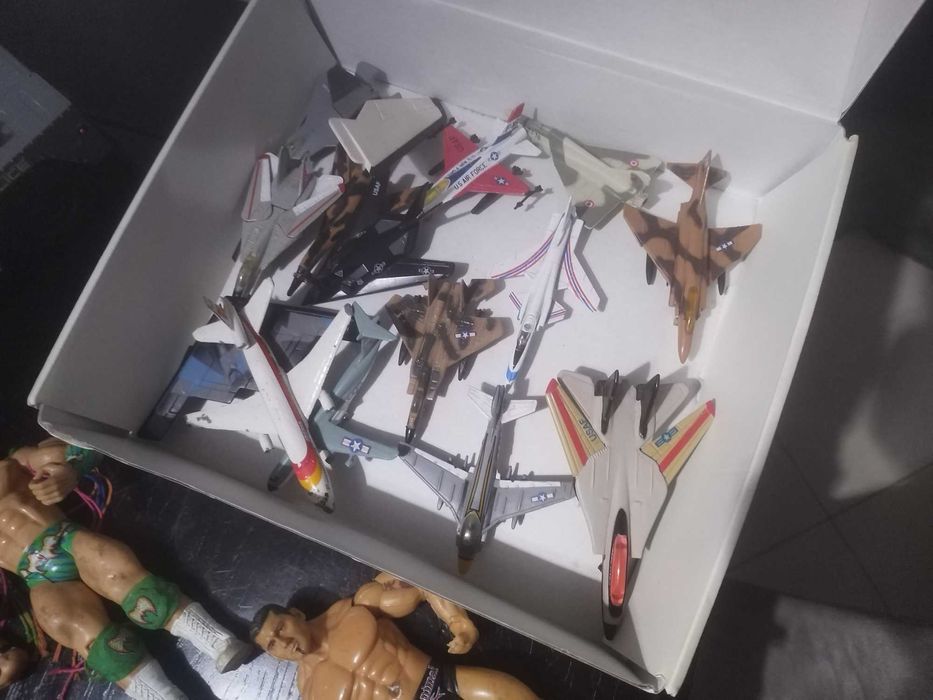 Figuras Wrestling e Power Rangers antigas Avioes e motas