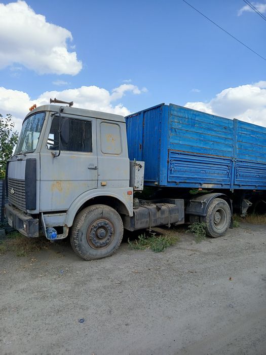 Тягач продається Комплектом полуприцеп для сипучих грузів типу зернови