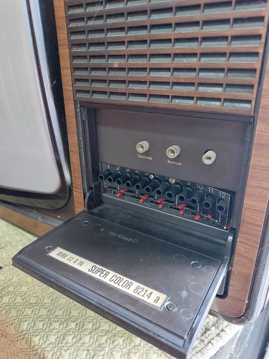 Antiga televisão a cores, década de 80