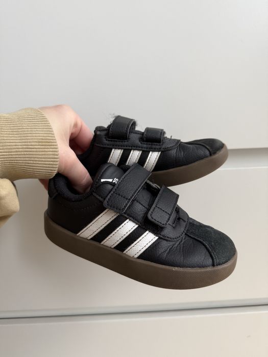 Czarne adidas court 26