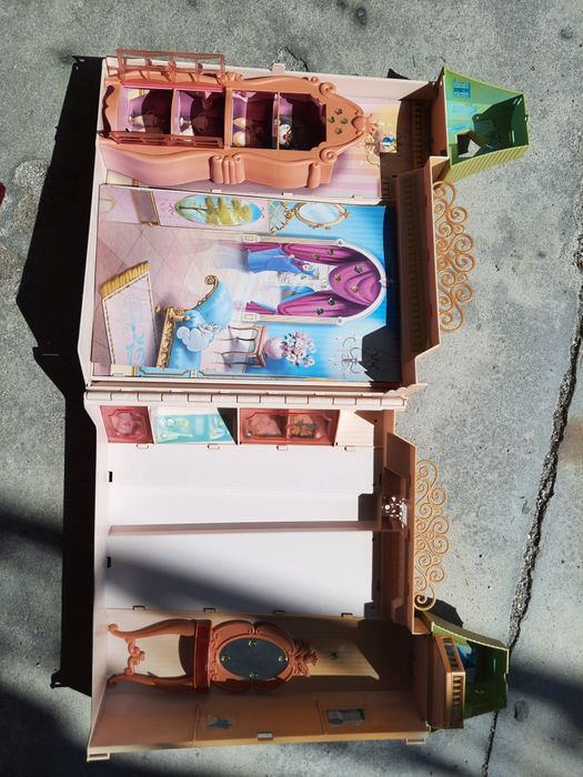 Castelo da Barbie, Carro da Barbie e acessórios