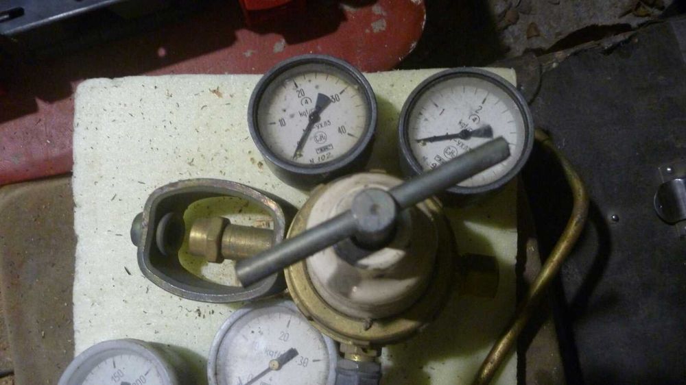 Редуктори та різак до кисневого балону.