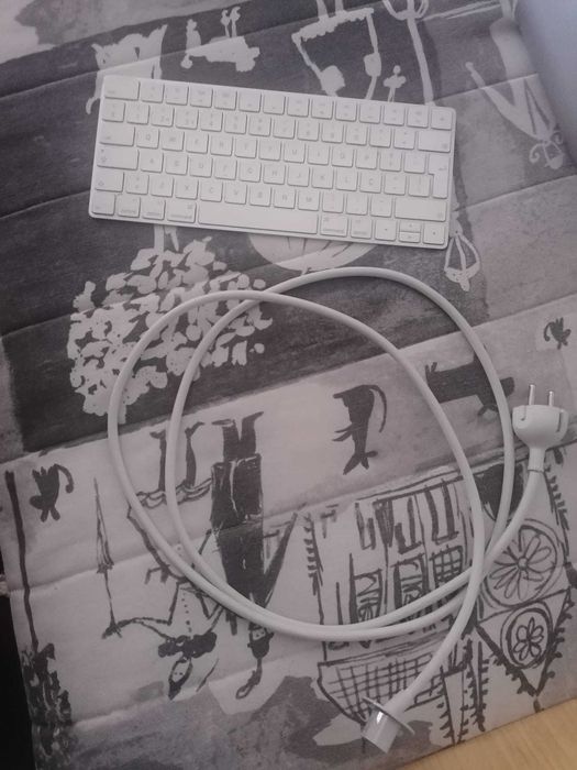 iMac 21.5” Retina 4K (2017) | i5 Quad-Core com Teclado e Suporte