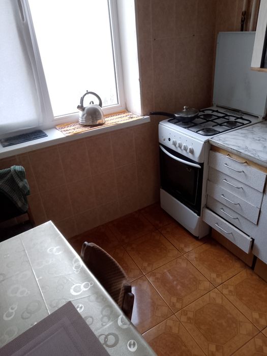 Здається кімната 17 метрів в будинку на Закревського,35  ( без комісії)