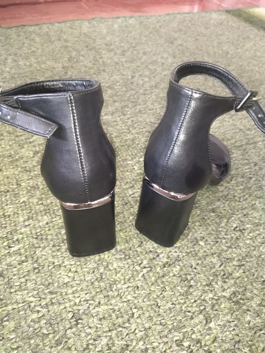 Продам шкіряні босоніжки 36 р