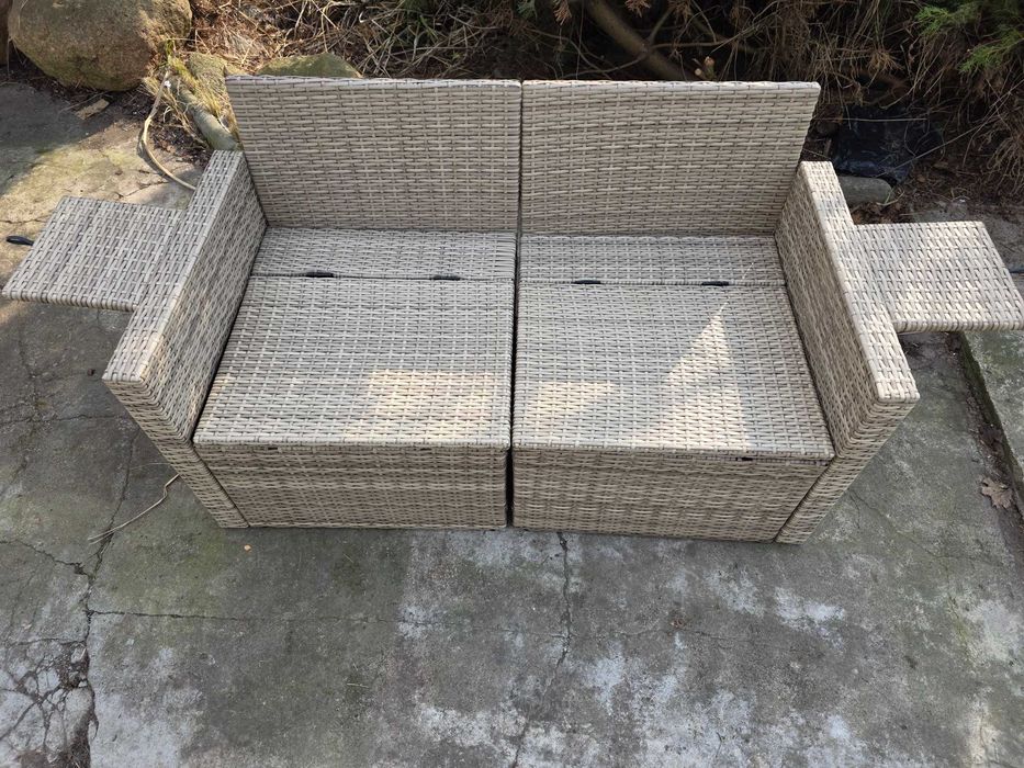 Sofa do ogrodu z poduszkami ecru, 2-osobowa, brąz, technorattan wysuwane stoliczki