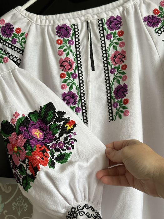 Продам вишиванку для дівчинки