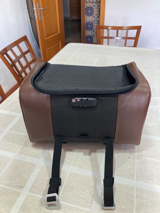 Mala em pele da SHAD para mota
