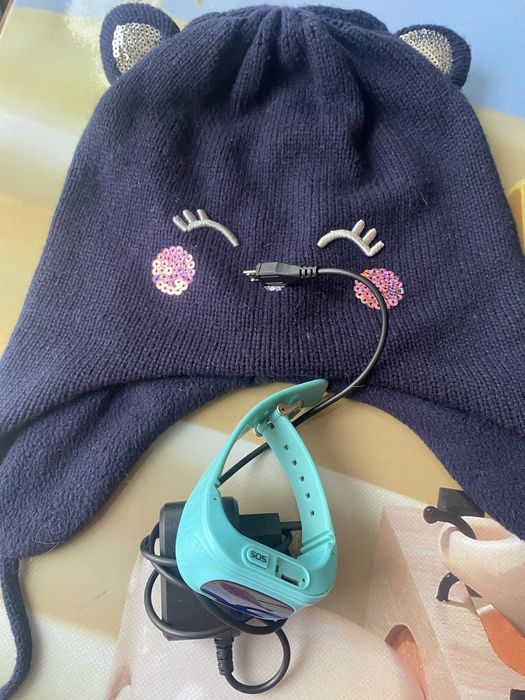 Часы и шапочка