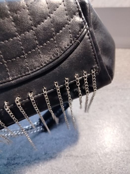 Czarna torebka z łańcuszkami