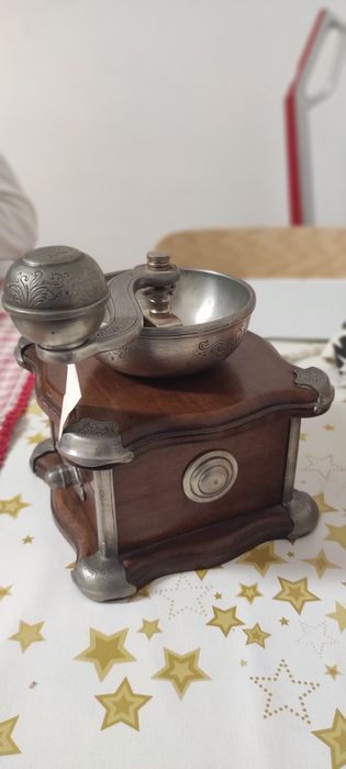 Moinho de café em estanho e madeira