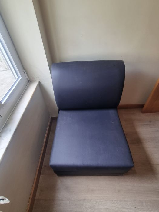 Sofá preto cambalhota