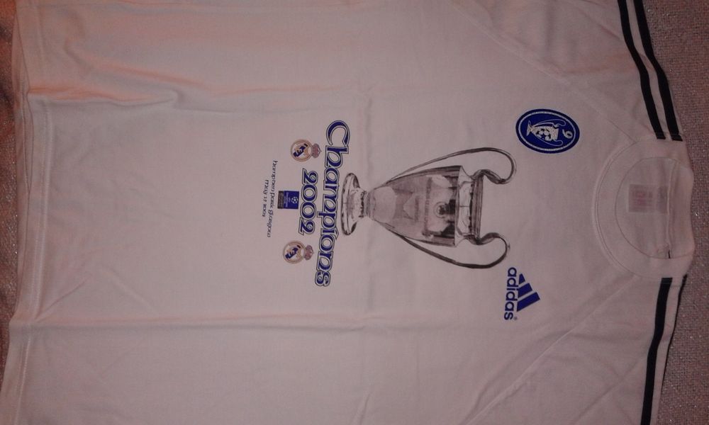 Camisola adidas, alusiva à conquista da 9a Liga Campeões do Real Madrid. Como nova.