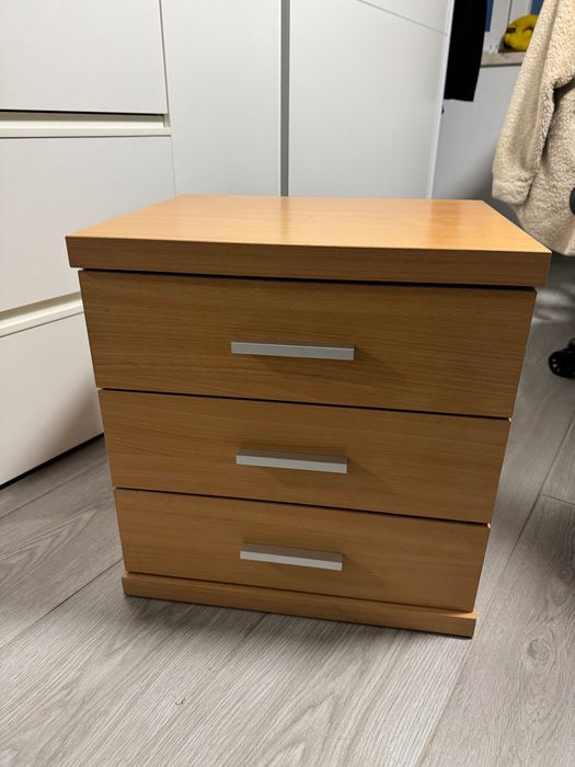 Mesa de cabeceira de madeira