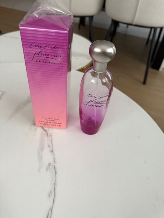 Flakon i pudełko po perfumach Estee Lauder intense pleasures