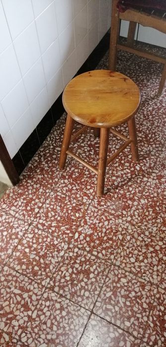 Mesa com 5 bancos urgente