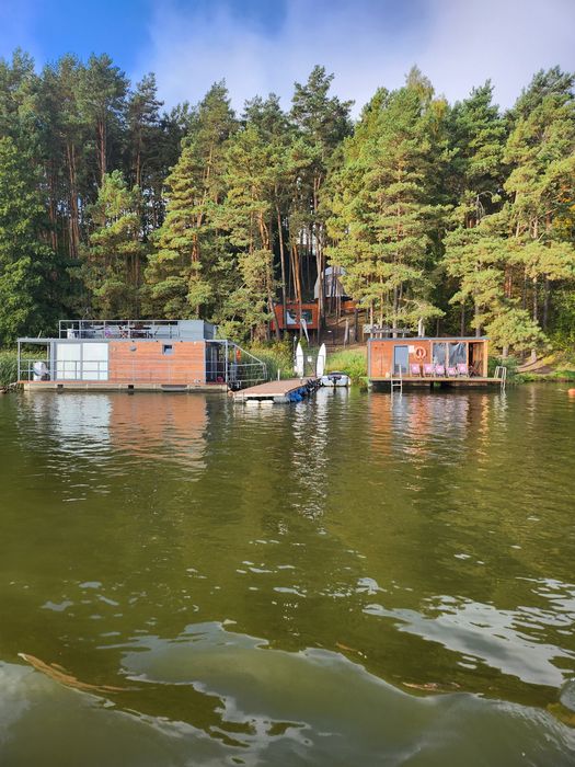 Domek na drzewie z jacuzzi nad brzegiem jeziora. Domek nad wodą