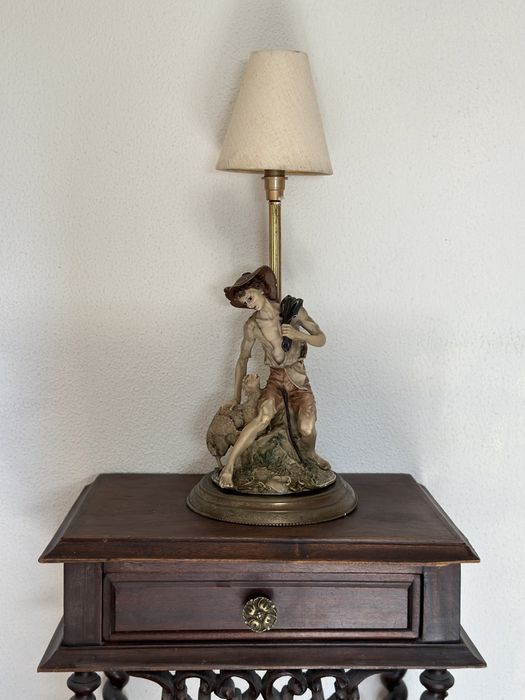 Candeeiro de mesa / Estatueta