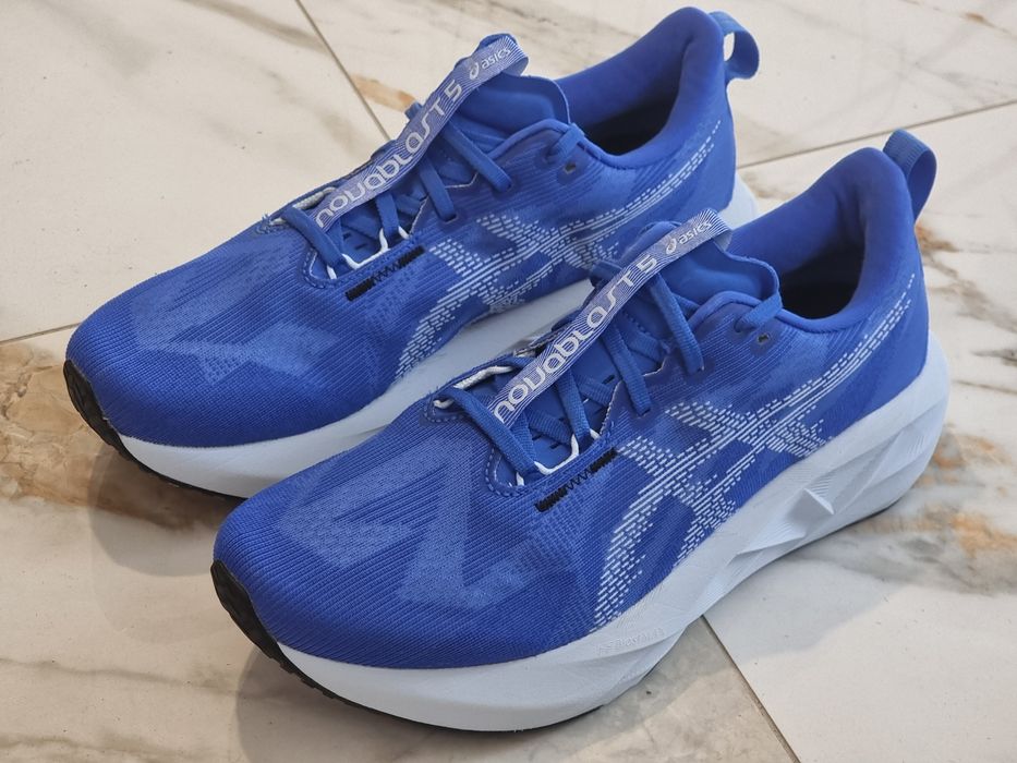 Оригінал 100% Кросівки Asics Novablast 5   EURO 43.5