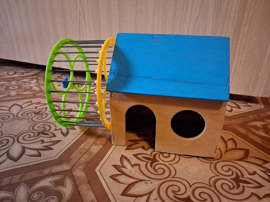 Домик с колесиком для хомяка, б/у