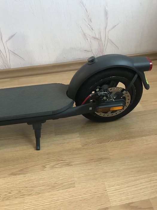 Продам електросамокат Xiaomi scooter 4
