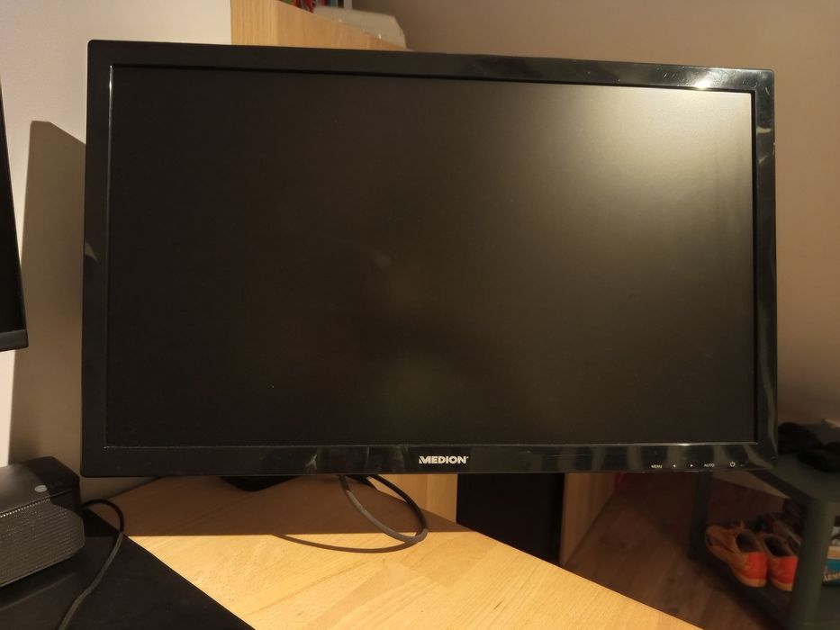 Komputer + słuchawki myszka klawiatura i podkładka