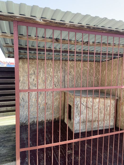 Продам вольєр для собаки б/в з будою всередині.