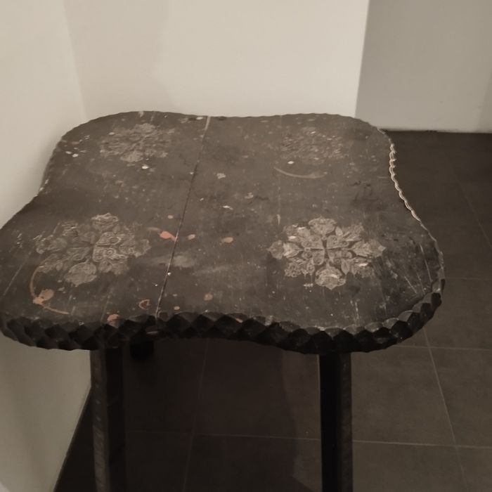 Stół drewniany z taboretami