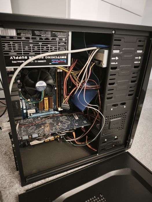 Komputer stacjonarny Intel Core 2 Quad, 8 GB RAM, Monitor Asus 18,5"