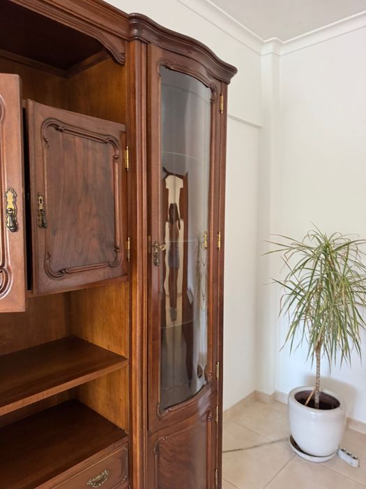 Vendo cristaleira em Madeira