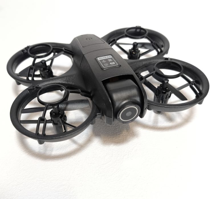 Дрон з камерою в захистом лопастей, з екраном