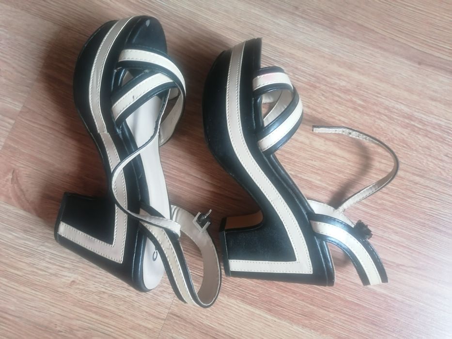 Sandały damskie na koturnie