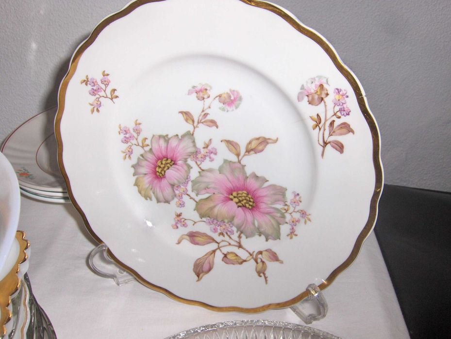 Diversas peças em loiça, vidro e casquinha